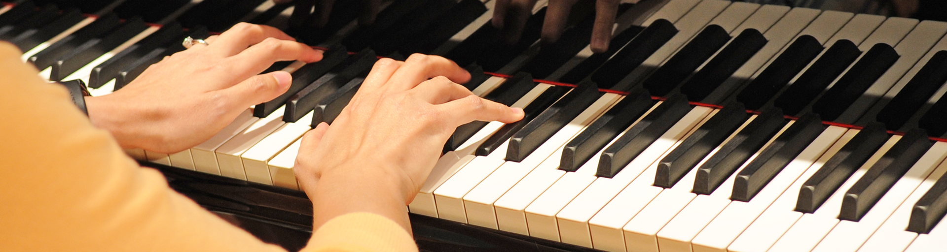 studente-playing-piano