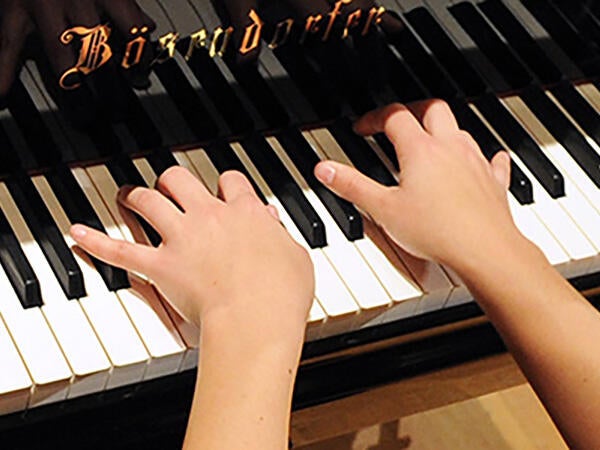 hands-playing-piano